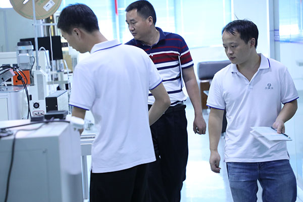 求購全自動點(diǎn)膠機(jī)